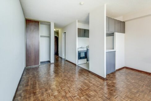 the-crossways-apartments-rental-toronto-bachelor-model-05-17-3